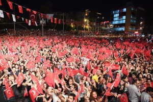 Varyantta Cumhuriyet İçin Fener Alayı