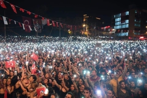 Varyantta Cumhuriyet İçin Fener Alayı