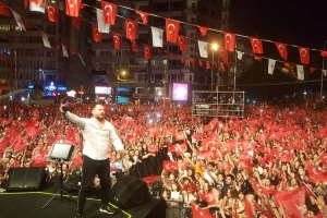 Varyantta Cumhuriyet İçin Fener Alayı