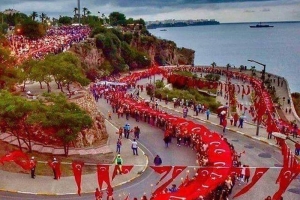 Varyantta Cumhuriyet İçin Fener Alayı