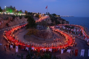 Varyantta Cumhuriyet İçin Fener Alayı